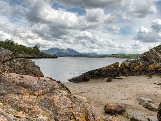 Borth-y-Gest coastal walk - the golden sands of Porthmadog Banner